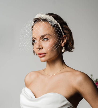 Serre-tête Manon — Serre-tête perles ivoire — Accessoire de cheveux Mariage Couture artisanal — Vue portée — Les Majestés
