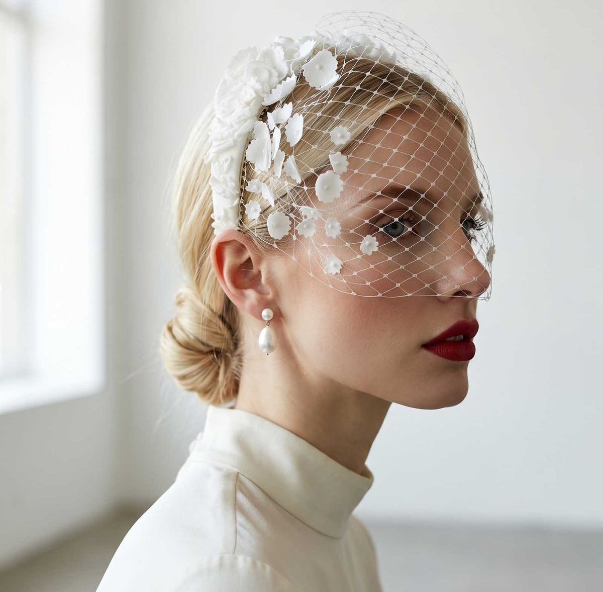 Serre-tête fleuri à voilette Pénélope porté de trois-quarts — accessoire couture mariage — Les Majestés