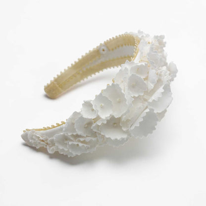 Serre-tête fleuri en coton Pénélope, vue de trois-quarts sans voilette — accessoire couture mariage — Les Majestés