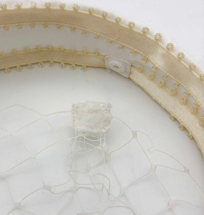 Serre-tête Pénélope, détail de l'attache de la voilette amovible — accessoire couture mariage — Les Majestés